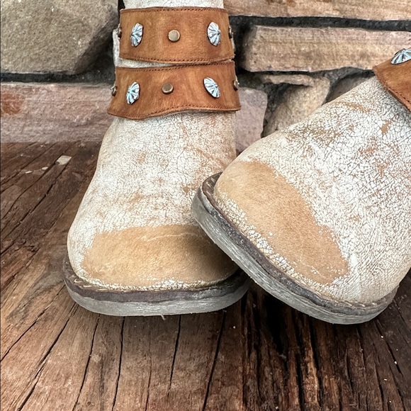 Circle G by Corral Ladies Harness Ankle Cognac Bootie Shoes, model Q5058 - Picture 6 of 11